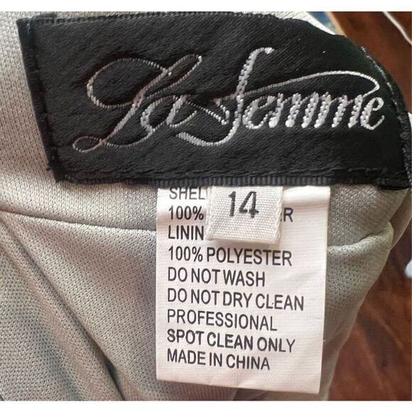 La Femme 28547 Plunging Neckline A Line Gown in Silver NWT Size 14 - Picture 4 of 5